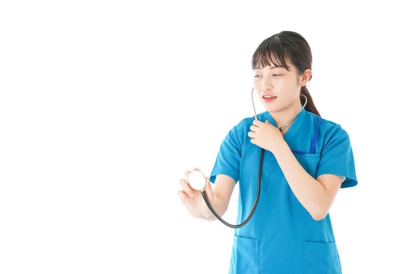 Enfermera Joven Usando Estetoscopio —  Fotos de Stock