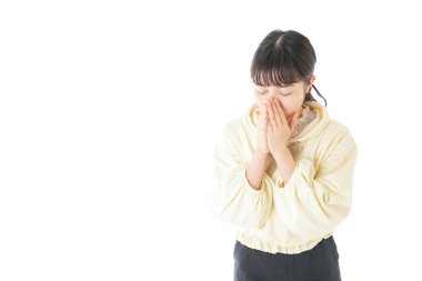 Genç kadın boğaz ağrısı çekiyor, genç kadın boğaz ağrısı çekiyor.