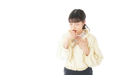 Genç kadın boğaz ağrısı çekiyor, genç kadın boğaz ağrısı çekiyor.