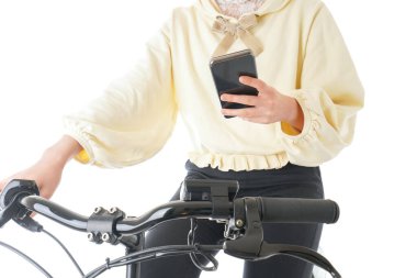 Bisikletli genç kadın akıllı telefon kullanıyor.