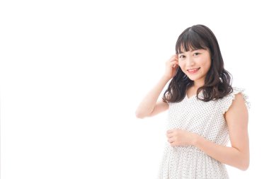 Beyaz arka planda genç Asyalı kadın portresi