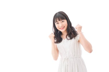 Beyaz arka planda genç Asyalı kadın portresi