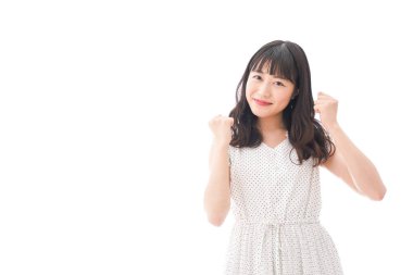 Beyaz arka planda genç Asyalı kadın portresi