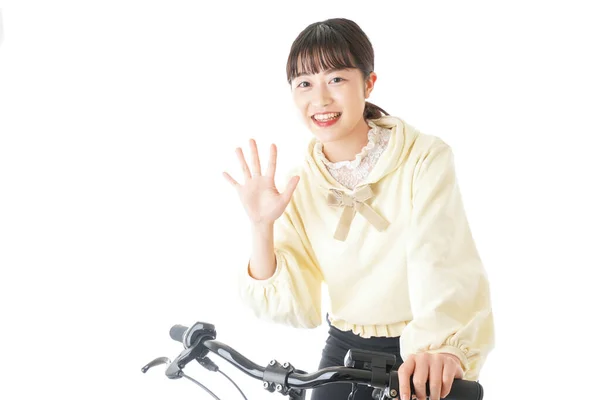 自転車に乗る若いアジア人女性 — ストック写真