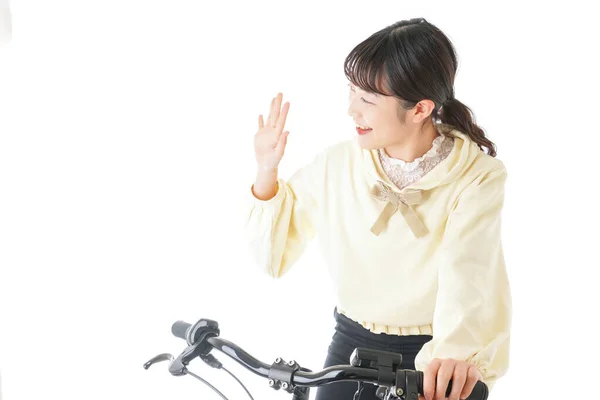 自転車に乗る若いアジア人女性 — ストック写真