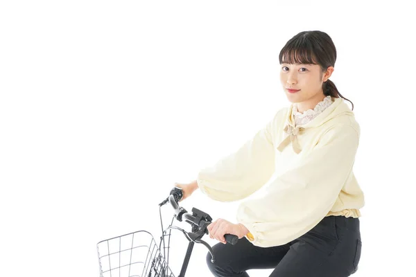 自転車に乗る若いアジア人女性 — ストック写真