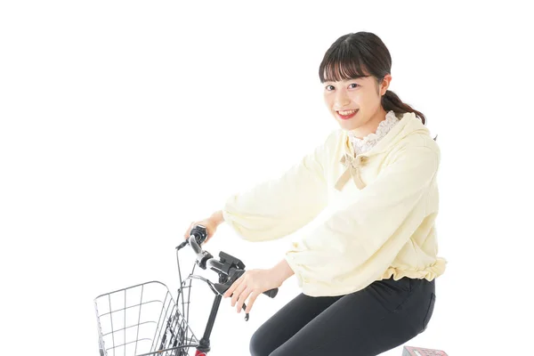 自転車に乗る若いアジア人女性 — ストック写真