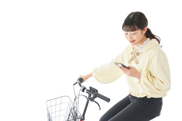 Jovem Mulher Bicicleta Usando Smartphone — Fotografia de Stock