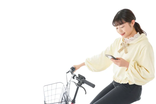 Молода Жінка Велосипеді Допомогою Смартфона — стокове фото