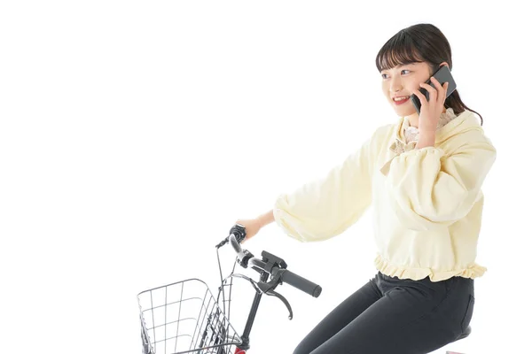 Bisikletli Genç Kadın Akıllı Telefon Kullanıyor — Stok fotoğraf