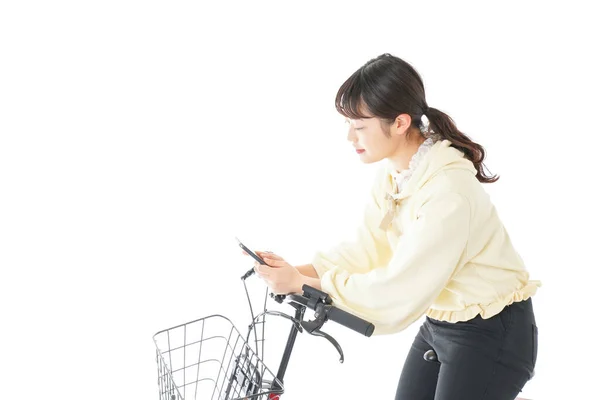 Jovem Mulher Bicicleta Usando Smartphone — Fotografia de Stock