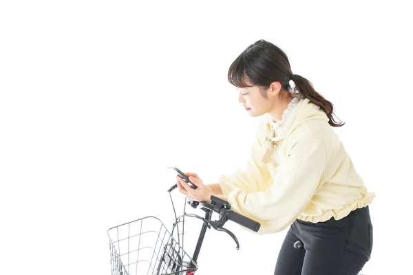 Νεαρή Γυναίκα Ποδήλατο Χρησιμοποιώντας Smartphone — Φωτογραφία Αρχείου