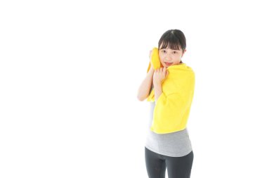 Sarı havlusu olan genç bir kadın beyazın üzerinde izole edilmiş.