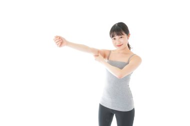 Genç Asyalı kadın spor giyim eğitimi alıyor.