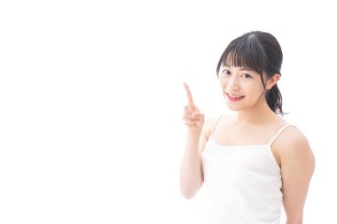 Güzellik tavsiyesi veren genç bir kadın.