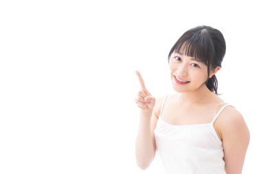 Güzellik tavsiyesi veren genç bir kadın.