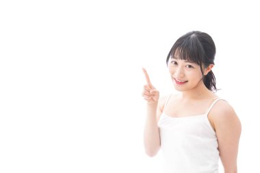 Güzellik tavsiyesi veren genç bir kadın.