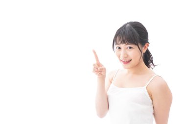 Güzellik tavsiyesi veren genç bir kadın.