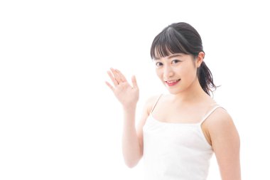 Güzellik tavsiyesi veren genç bir kadın.