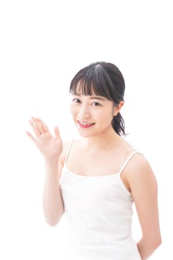 Güzellik tavsiyesi veren genç bir kadın.