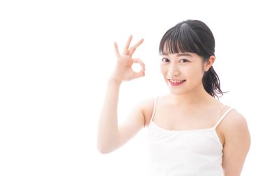 Gülümseyen genç kadın işaret veriyor.