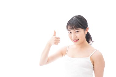 Gülümseyen genç kadın işaret veriyor.