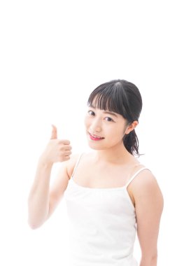 Gülümseyen genç kadın işaret veriyor.