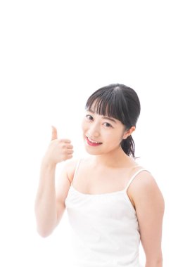 Gülümseyen genç kadın işaret veriyor.