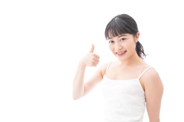 Gülümseyen genç kadın işaret veriyor.