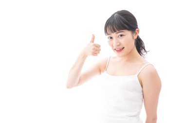 Gülümseyen genç kadın işaret veriyor.