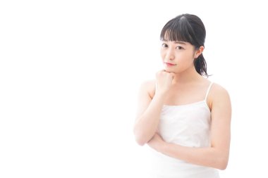 Gülümseyen genç kadın aşık oluyor.