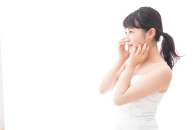 Genç Asyalı kadın güzellik hizmeti veriyor.