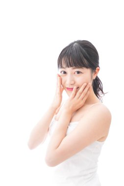 Genç Asyalı kadın güzellik hizmeti veriyor.