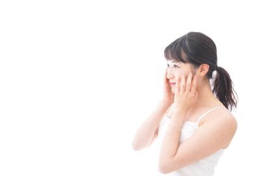 Genç Asyalı kadın güzellik hizmeti veriyor.