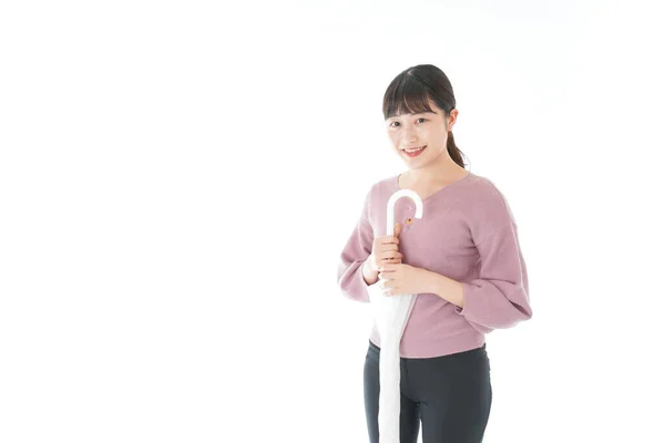 傘を差した若いアジア人女性 — ストック写真
