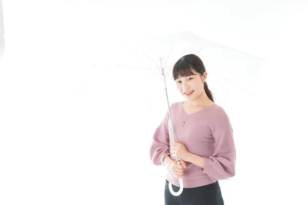 Junge Asiatische Frau Hält Einen Regenschirm — Stockfoto