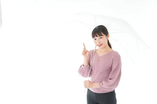 Junge Asiatische Frau Hält Einen Regenschirm — Stockfoto