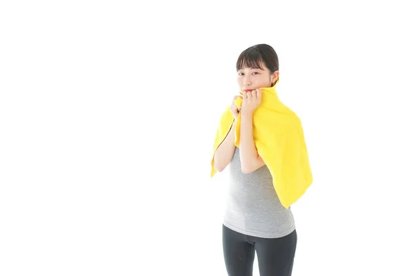 穿着黄色毛巾 被白色隔离的年轻女子 — 图库照片