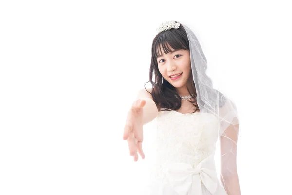 穿着婚纱 面带微笑的年轻亚洲女人 — 图库照片