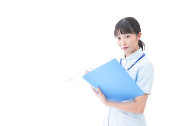 Üniformalı gülümseyen genç hemşire portresi 