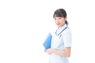 Üniformalı gülümseyen genç hemşire portresi 