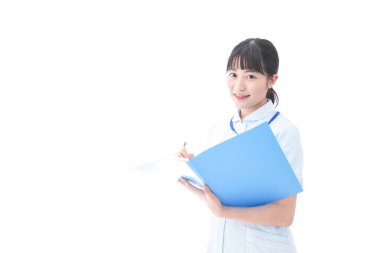 Üniformalı gülümseyen genç hemşire portresi 