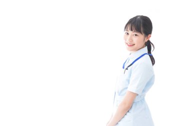 Üniformalı gülümseyen genç hemşire portresi 