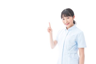 Genç hemşire bir şeyi işaret ediyor.