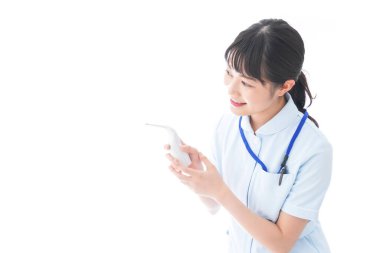 Vücut ısısını ölçen genç hemşire.