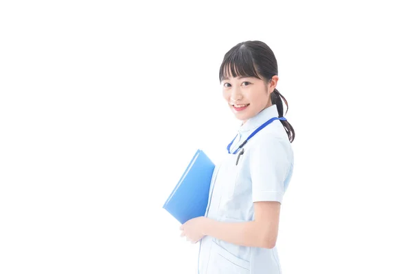 笑着穿制服的年轻护士的画像 — 图库照片