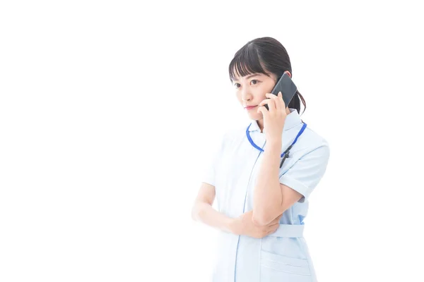 Ung Sjuksköterska Med Hjälp Smartphone — Stockfoto