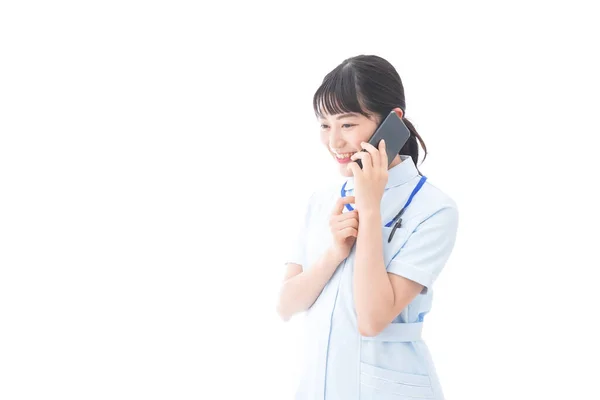 Νεαρή Νοσοκόμα Που Χρησιμοποιεί Smartphone — Φωτογραφία Αρχείου