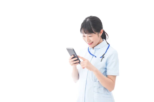 Νεαρή Νοσοκόμα Που Χρησιμοποιεί Smartphone — Φωτογραφία Αρχείου