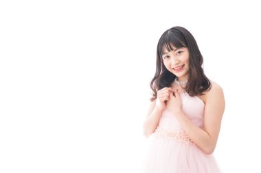 Gelinlik giymiş genç Asyalı kadın.